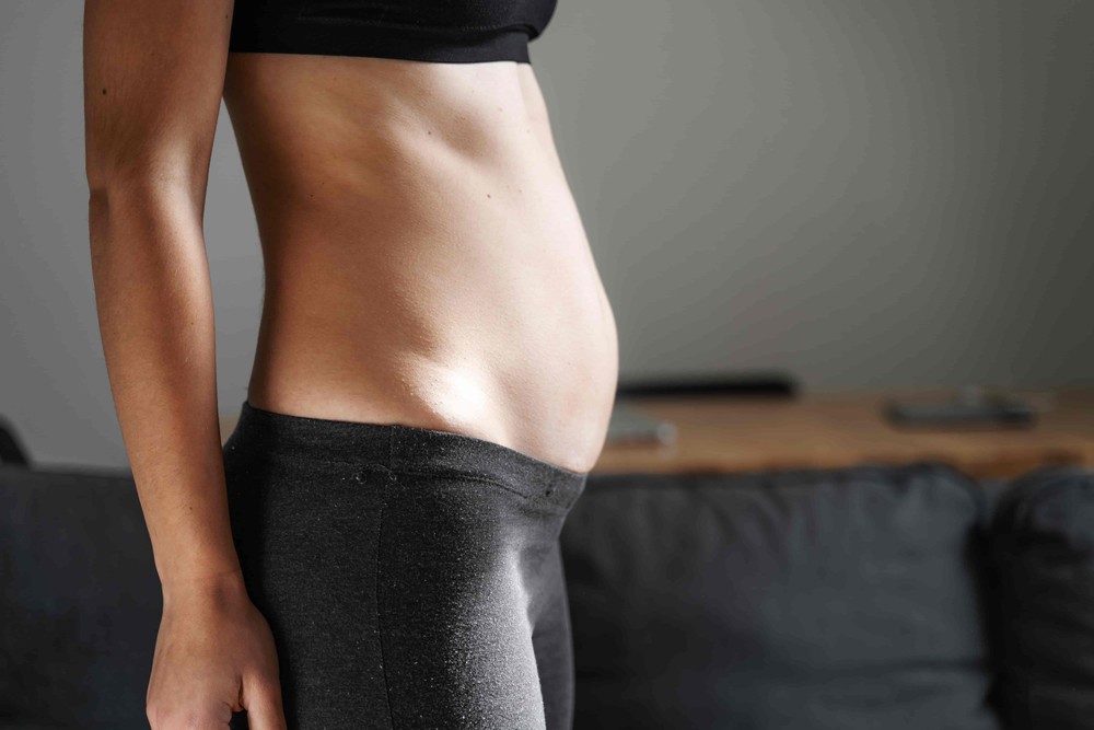 Barriga inchada e endometriose: abacaxi, mamão e chás ajudam a aliviar inchaço