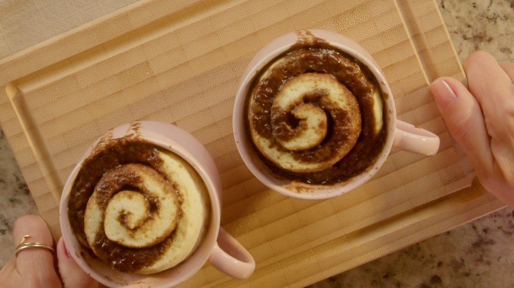 Cinnamon roll de caneca da Carole Crema