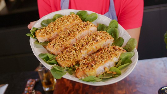 Salmão com crosta de pistache da Juju Guerra