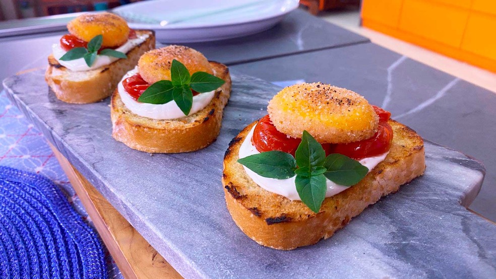 Gema de ovo frita é ótima para comer com torradas e pães — Foto: Daniela Meira/Globo
