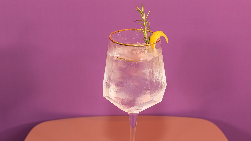 Gin tônica, com alecrim e casca de limão