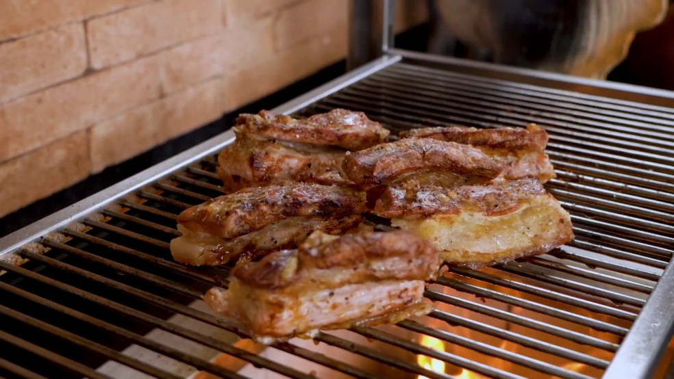 Torresmo feito na brasa — Foto: Reprodução/Churrasqueadas TV Rio Sul