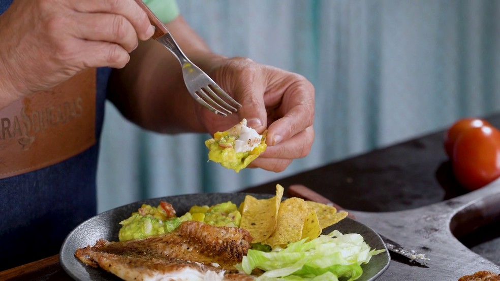 Tilápia mexicana na brasa com guacamole — Foto: Reprodução/Churrasqueadas TV Rio Sul
