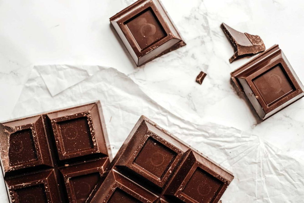 Quem está de dieta pode comer chocolate? Nutricionista responde