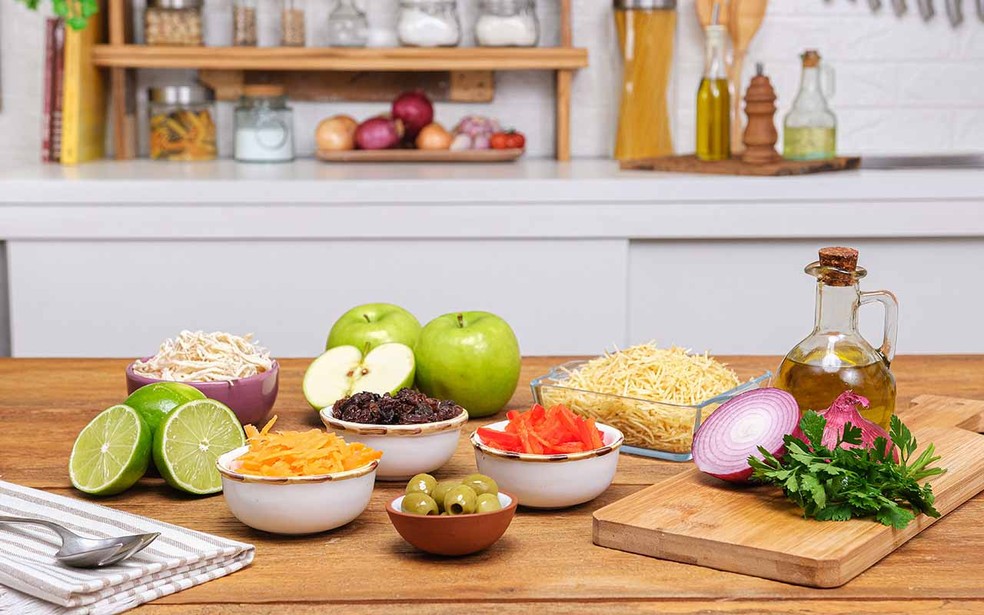 O salpicão de frango leva ingredientes fáceis de encontrar: cenoura, azeitona, uva-passa, maça verde, pimentão, cebola-roxa e batata palha — Foto: Receitas