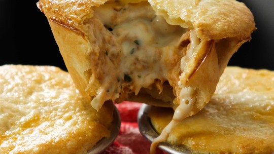 Empadinhas de frango em forminhas, um quitute clássico para festas.