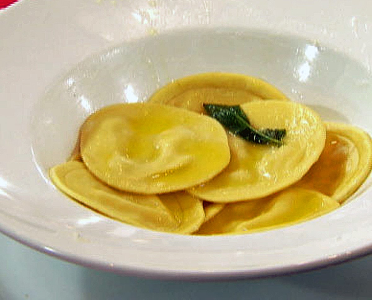 Ravioli de Brie com Pera e Molho de Manteiga e Sálvia