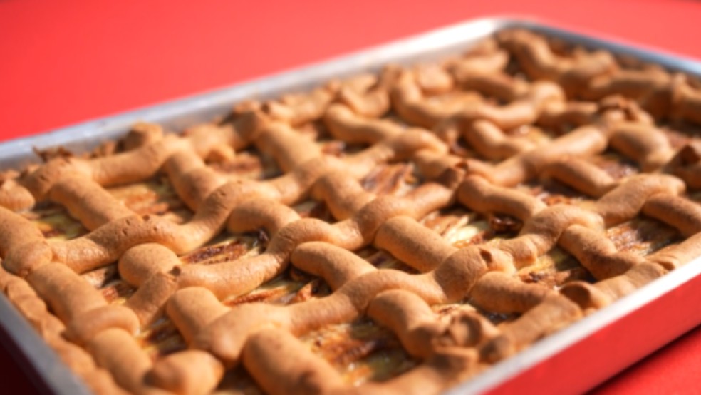 Torta de banana com creme de baunilha pronta para servir