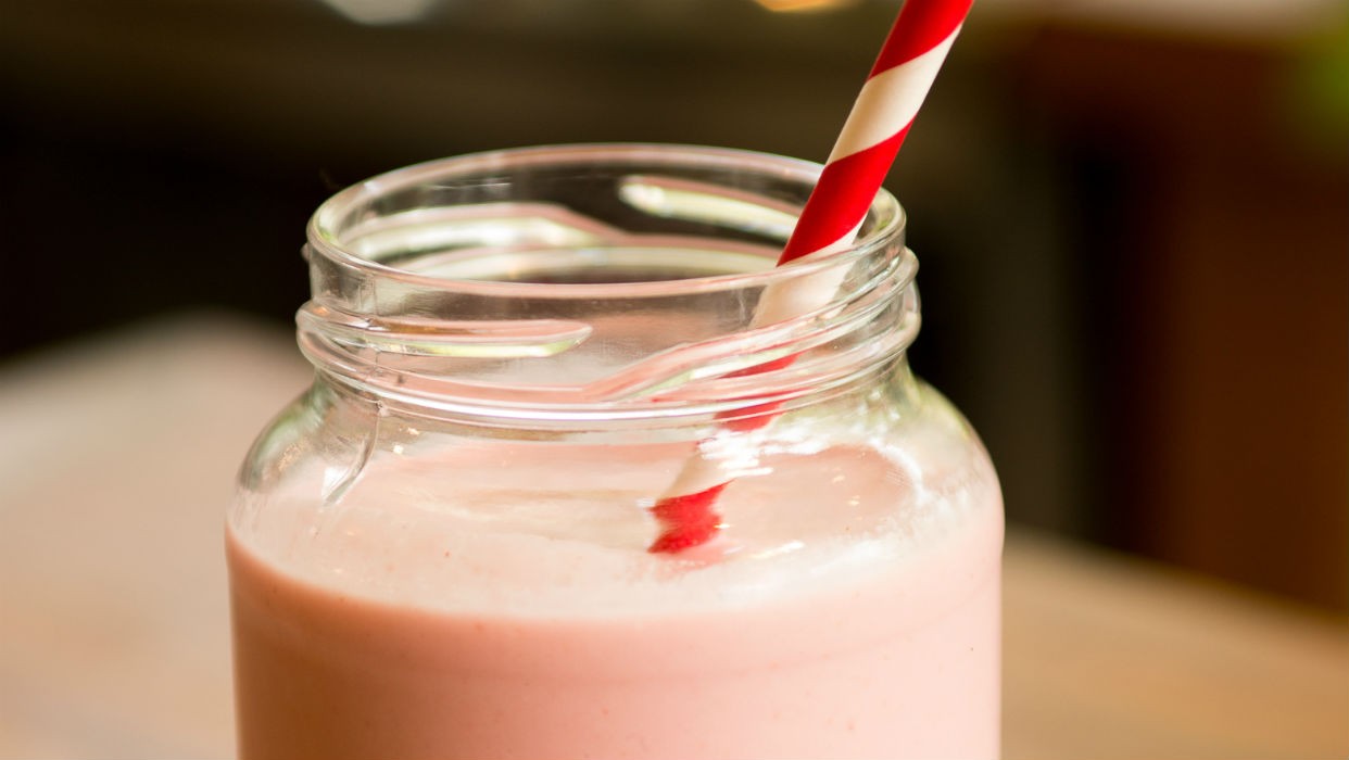 Milk-shake de morango com leite de amêndoas | Receitas