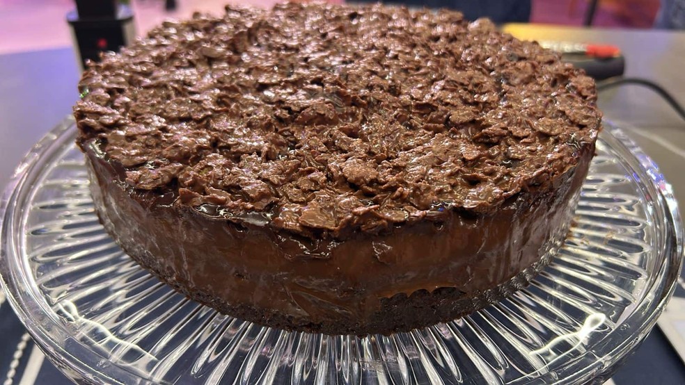 Crunch cake com brigadeiro — Foto: Daniela Meira/Globo