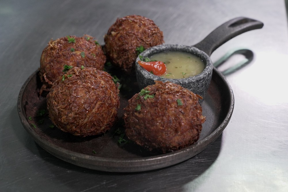 Bolinho paraense com recheio de camarão e empanado com aviú