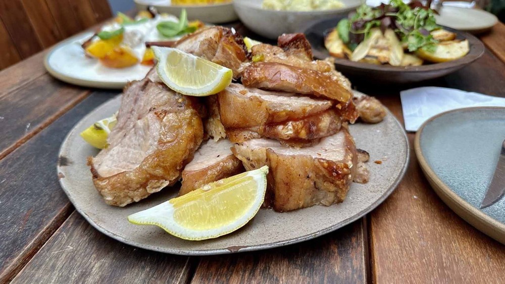 Porchetta com maçãs assadas