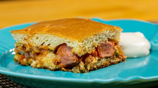 Cachorro-quente de forno em uma assadeira, pronto para servir