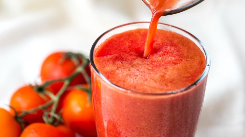 Suco detox e refrescante de tomate e limão