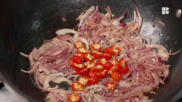 Cebola refogada com um toque de pimenta biquinho dão um toque especial à carne-seca — Foto: Receitas