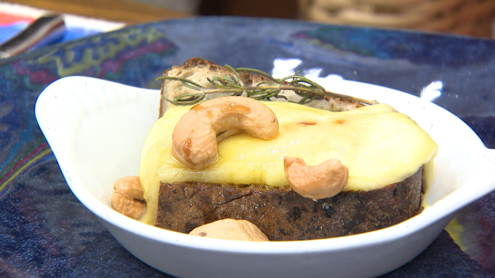 Queijo coalho com castanha-de-caju e melado de cana, da Yara