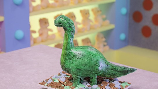 Bolo dinossauro: bolo de cumaru com creme belga e framboesa