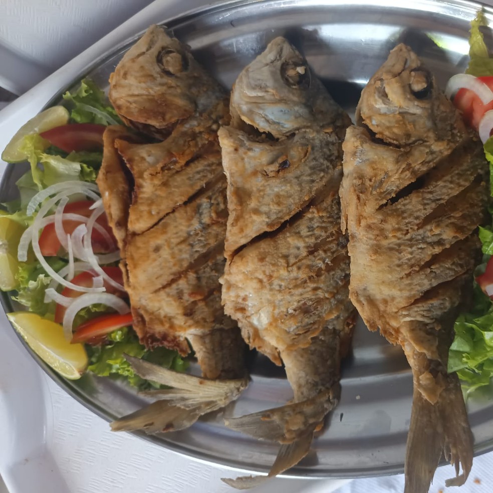 Carapeba frita crocante e dourada, pronta para ser servida.