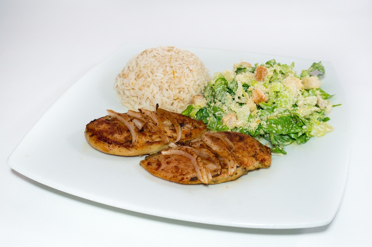Frango com Legumes e Arroz Integral: Almoço Rápido e Prático - Receitas ...