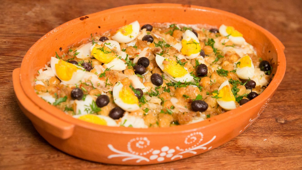 Meia-desfeita de bacalhau com grão-de-bico-image