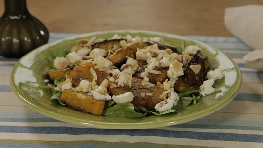 Salada morna de abóboras assadas, rúcula e queijo de cabra