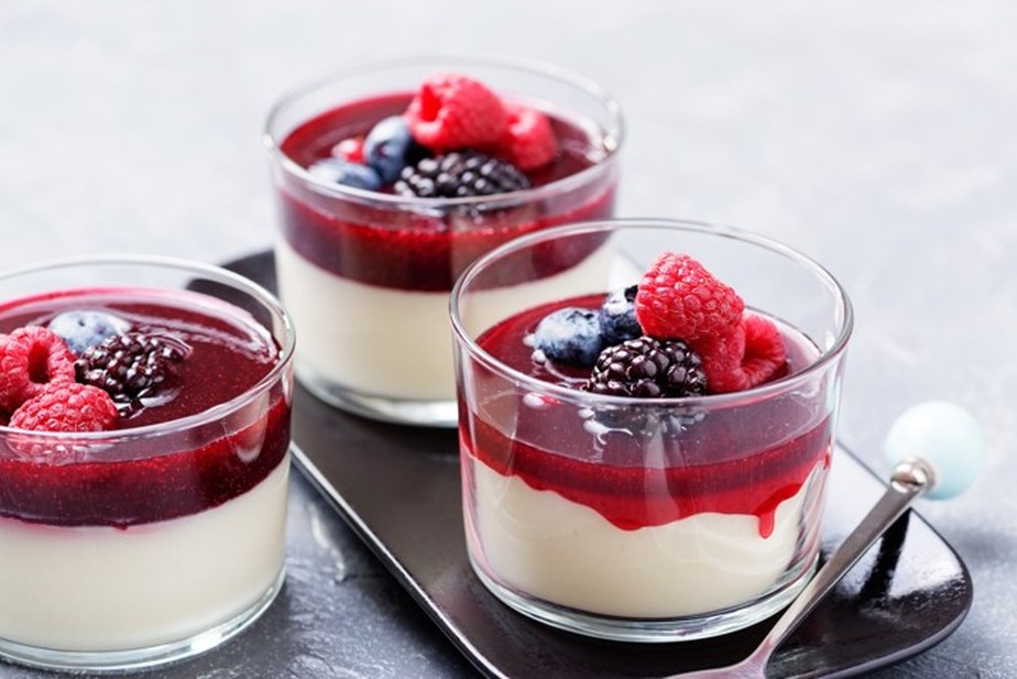 Panna cotta com calda de amora