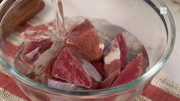 O primeiro passo é dessalgar a carne-seca — Foto: Receitas