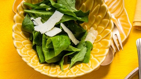 Salada de espinafre com parmesão