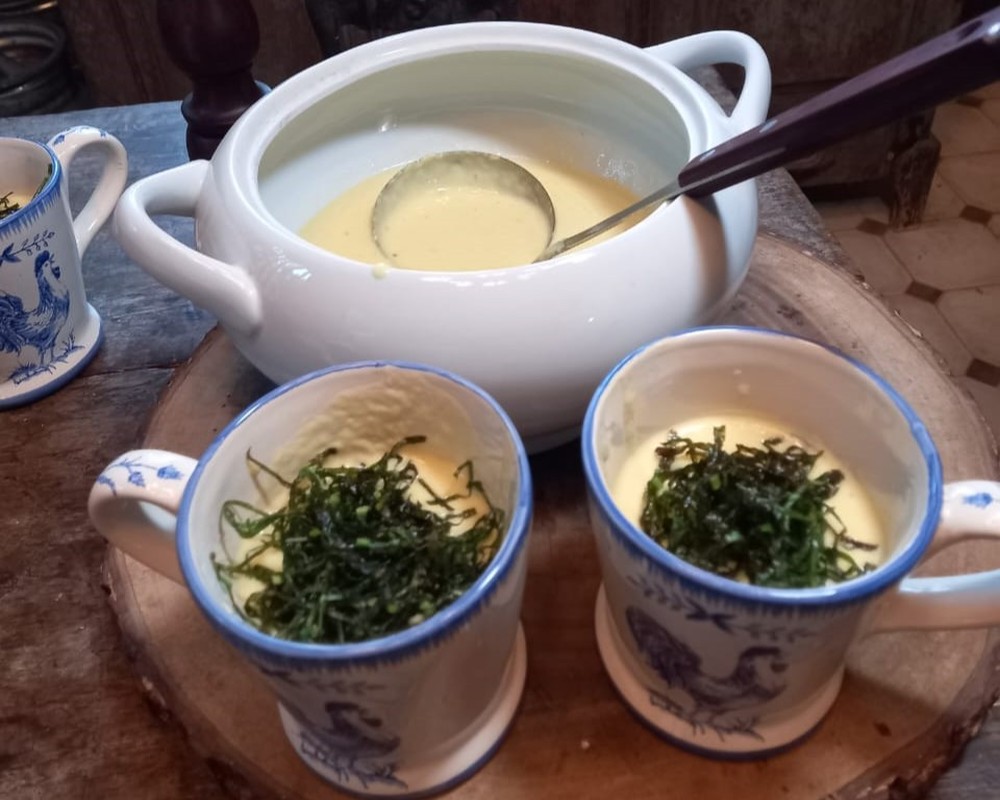 Creme de batata baroa com bacalhau e taioba