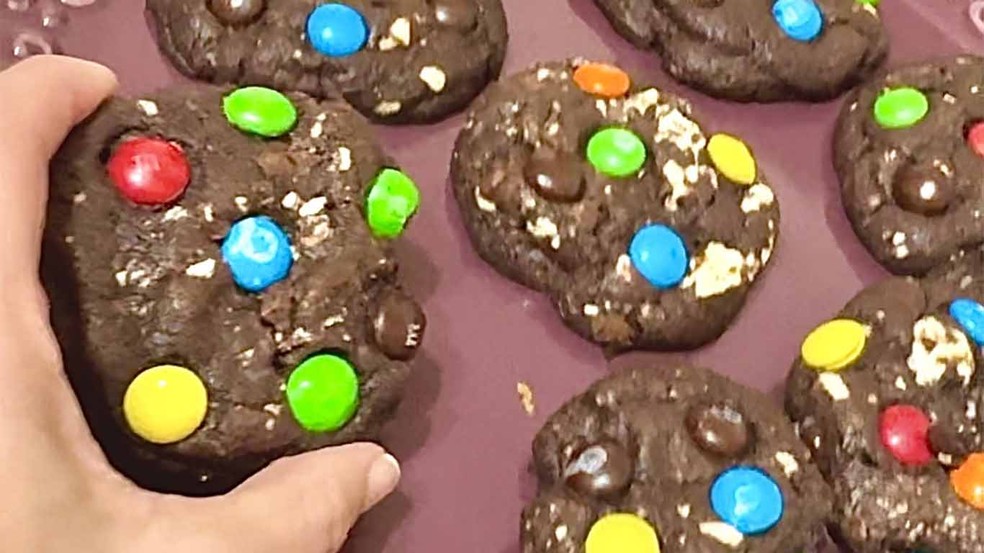 Cookies de chocolate com confetes coloridos são lindos para presentear — Foto: Reprodução/Léo Rivello