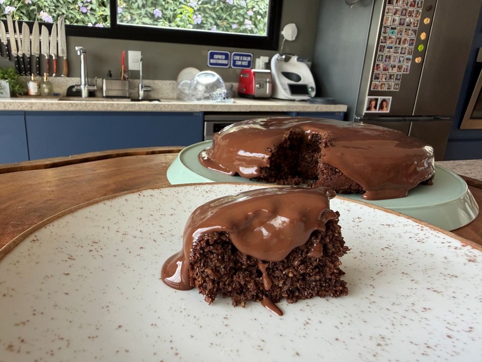 Bolo de chocolate e coco sem farinha finalizado com ganache