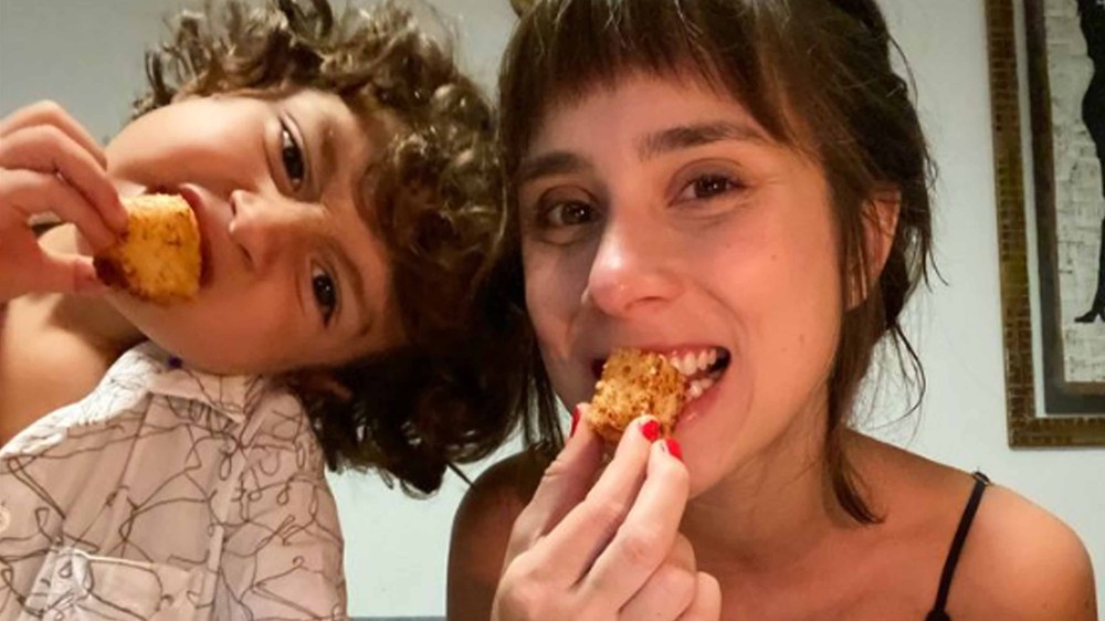 Método BLW: Daphne Bozaski relembra como filho começou a comer sozinho
