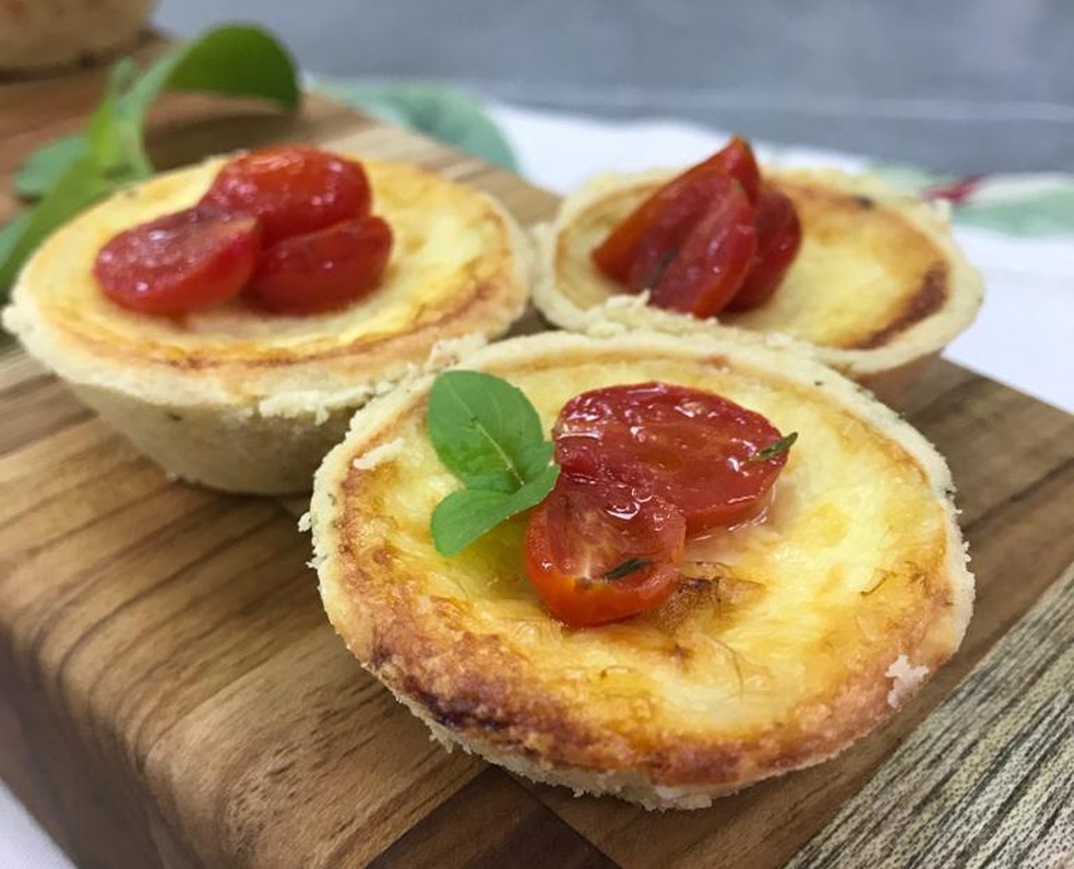 Recheio da Empadinha Caprese tem requeijão, leite, dois tipos de queijo, ovo, sal e pimenta-do-reino — Foto: Dani Meira/Globo