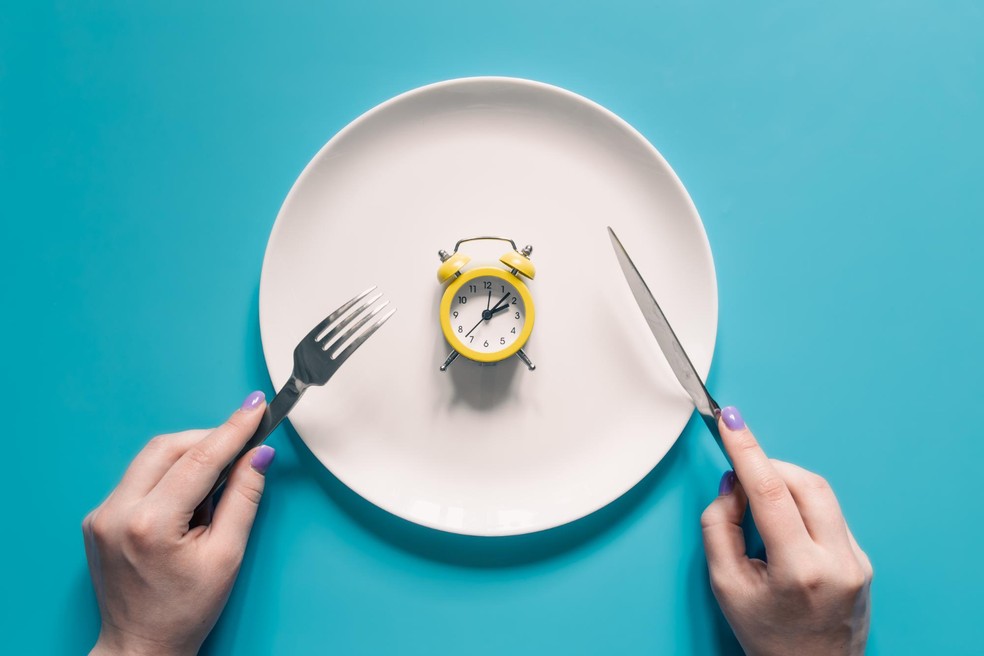 Qual é o melhor horário para jantar? O que ninguém te conta sobre a importância dessa escolha — Foto: Reprodução/Freepik