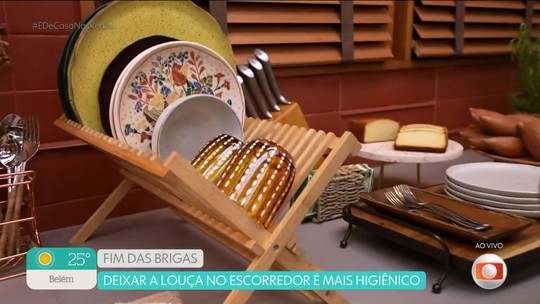 Copo secando no escorredor ou sendo seco, mostrando higiene na cozinha