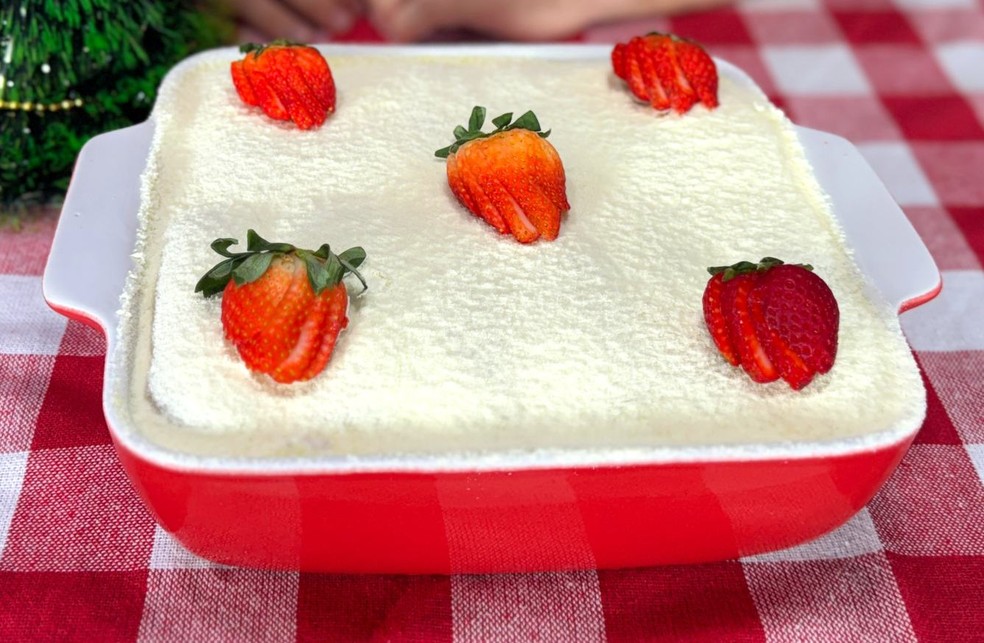 Pavê de morango com creme de leite em pó, decorado com morangos frescos
