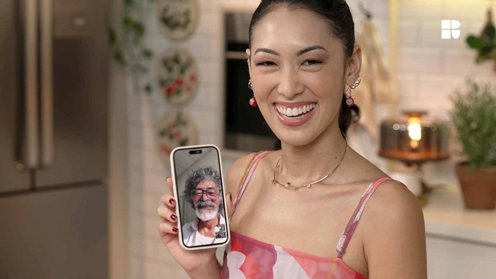 Ana Hikari ganha dicas do pai ao preparar receita de família: arroz com pequi