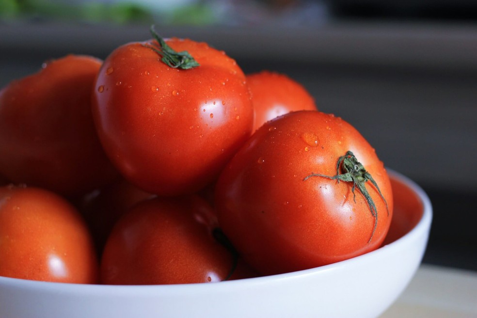 Tomate é um dos alimentos que ajudam a manter a pele mais jovem, hidratada e saudável, segundo nutricionista — Foto: Reprodução/Unsplash
