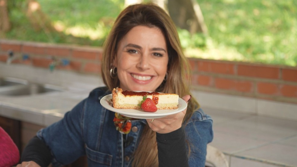 Torta de Ricota pronta sendo experimentada, um clássico da culinária