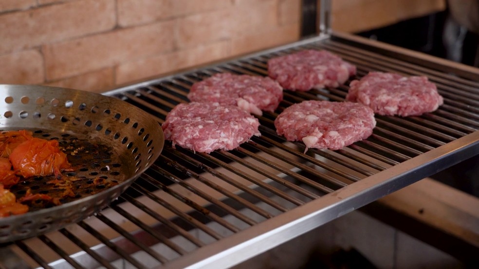Coloque os legumes em uma frigideira para assar junto com a linguiça — Foto: Reprodução/Churrasqueadas TV Rio Sul