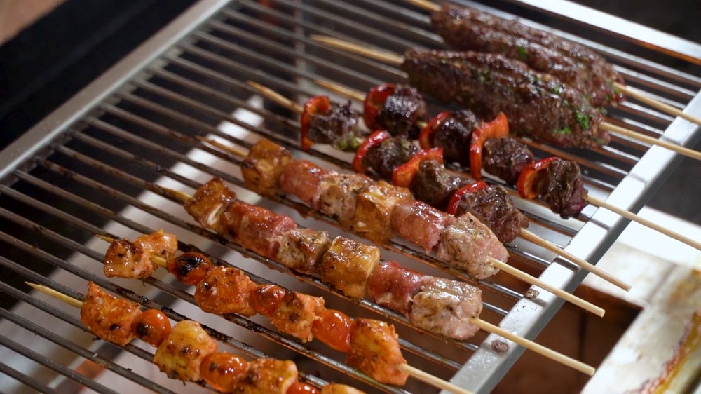 Espetinhos de frango e carne com legumes