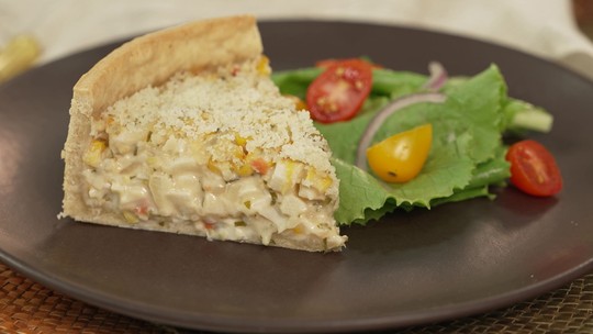 Torta de palmito cortada em fatias, mostrando o recheio cremoso