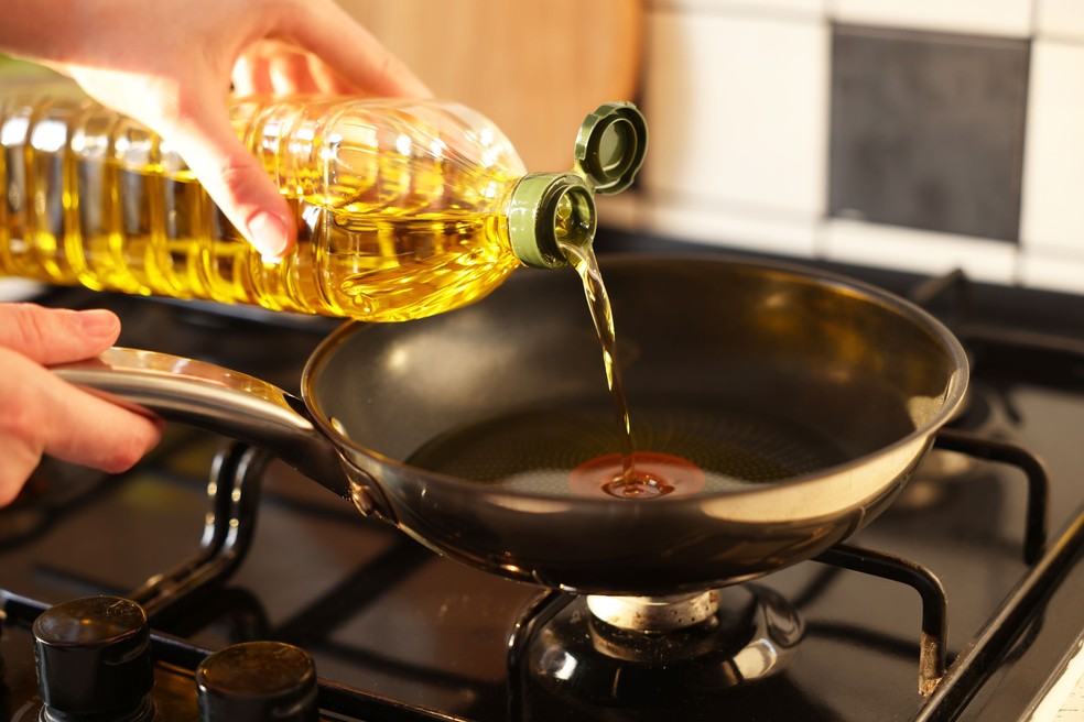Poucas pessoas sabem a verdade sobre reaproveitar óleo de fritura — Foto: Shutterstock