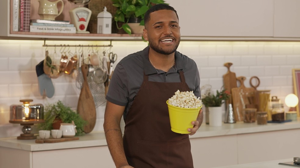 Influenciador Gean Andrade dá dicas para fazer todos os milhos da pipoca estourarem — Foto: Receitas