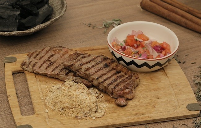 Contrafilé grelhado com farofa de cebola | Receitas