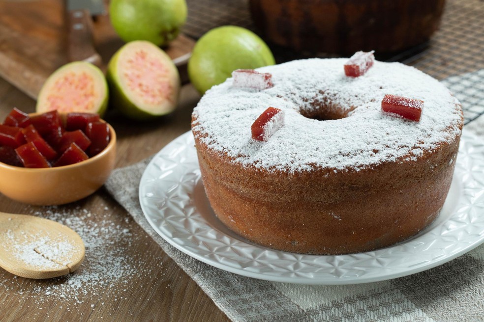 Bolo de fubá com goiabada simples e fofinho — Foto: Freepik/clickepic