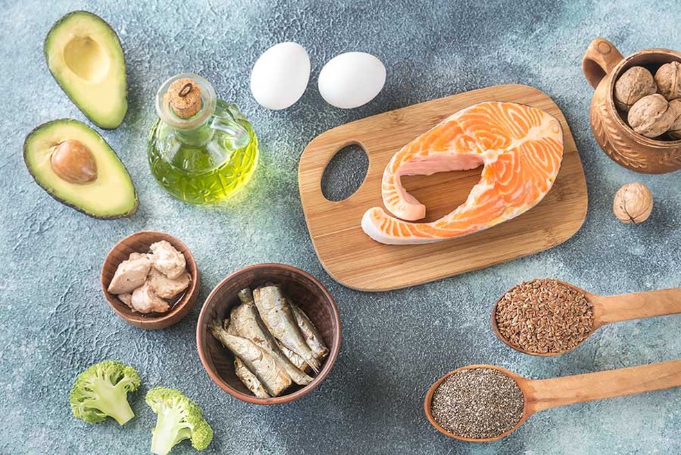 Alimentos que controlam o colesterol alto: sardinha, chia e maçã são aliados — Foto: Shutterstock