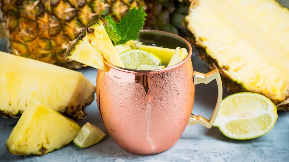 China's mule: releitura do moscow mule com abacaxi e hortelã