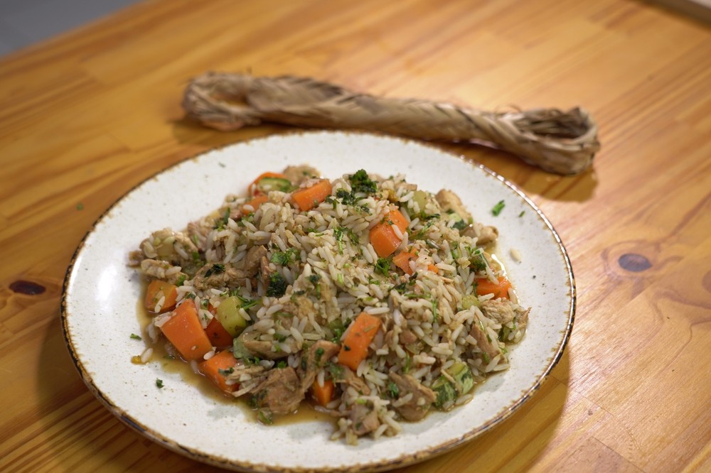 Arroz com tudo, temperado com molho de tucupi preto