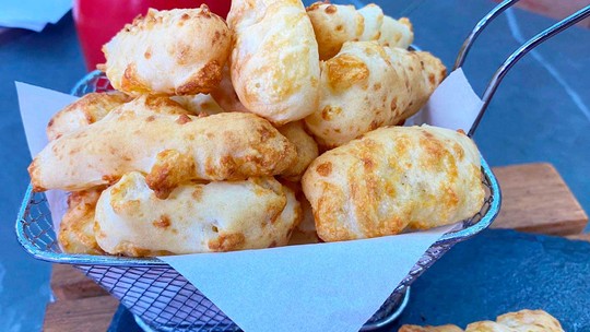 Biscoitos de polvilho com creme de ricota na air fryer, crocantes